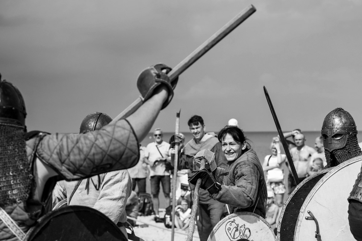 Kampfszenen an den Wikingertagen in Göhren am Strand. Die Eventfotografie vom Fotograf Mazelle-Fotograf für Eventfotograf und Porträtfotografie auf der Insel Rügen Mazelle Photography Fotostudio®