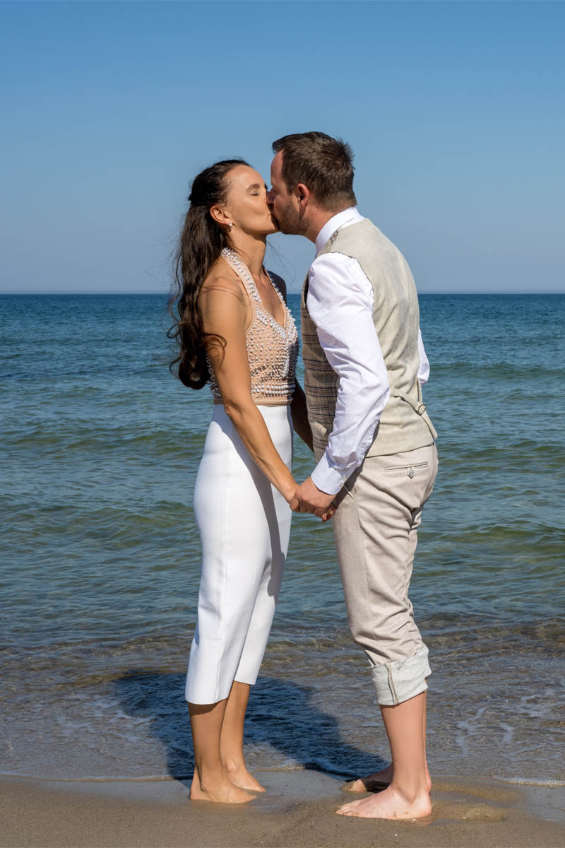 Der Rügen-Hochzeitsfotograf fotografiert das Brautpaar am Strand von Juliusruh auf der Insel Rügen-Fotograf für Hochzeitsfotografie auf der Insel Rügen Mazelle Photography Fotostudio®