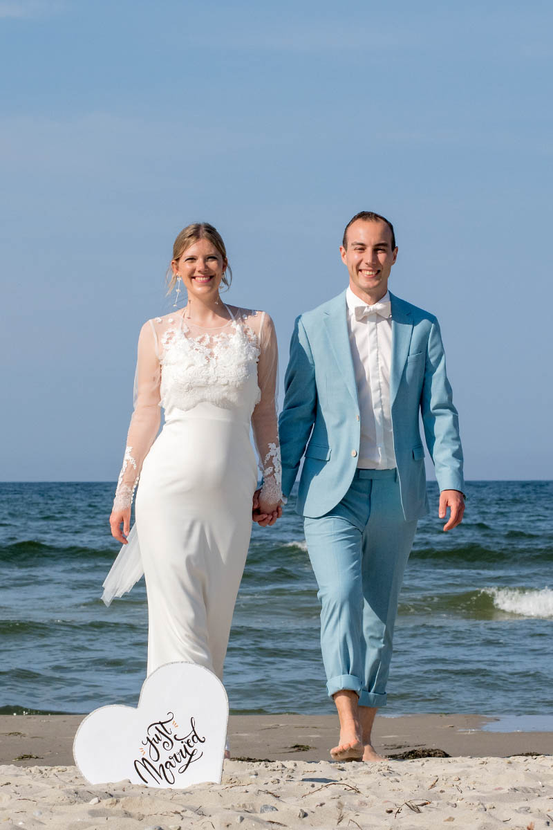 Hochzeitsfotograf in Binz am Strand auf der Insel Rügen fotografiert das Hochzeitspaar am sonnigen Tag-Fotograf für Hochzeitsfotografie auf der Insel Rügen Mazelle Photography Fotostudio®